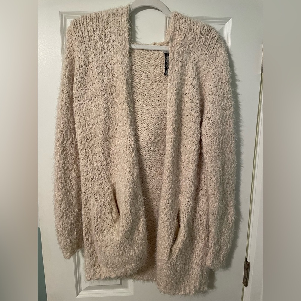 Mid length soft sweater with hood and pockets